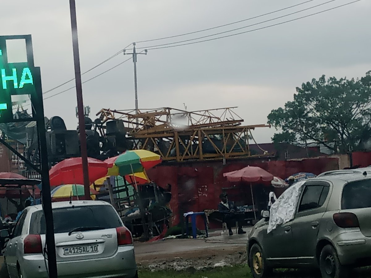 KatayiJulien's tweet photo. Un sujet libanais, qui envahit les concessions dédiées à l'éducation, défie l'Etat. Nous somme sur avenue Shaumba sur le tronçon compris entre l'avenue Haut commandement eu la concession Maikari, en face du camp Kokolo. https://t.co/IUqILhIayt