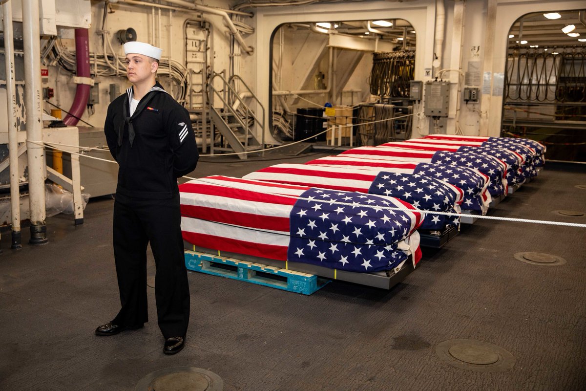 #USNavy Photos of the Day: 

1️⃣ & 2️⃣ @GHWBCVN77 #FLTOPS and uniform inspection in the Adriatic Sea @USNavyEurope 
3️⃣ #USSPaulHamilton #VBSS training in the Gulf of Oman @US5thFleet 
4️⃣ #USSArlington prepares for a burial-at-sea @US2ndFleet 

👉 dvidshub.net/r/uw5gq2