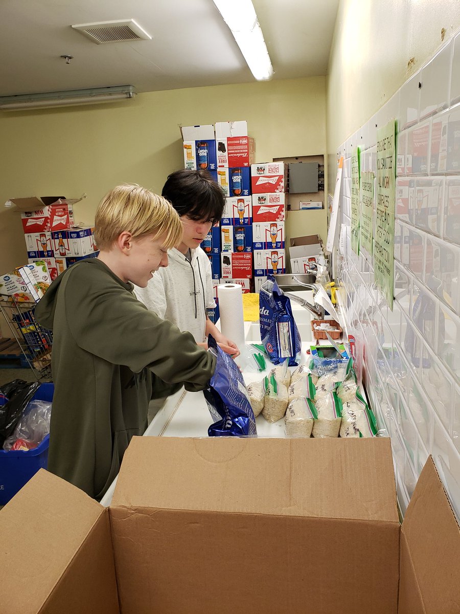Janet_E_Taylor's tweet photo. 84th London Scouts celebrating Scout-Guide Week by giving back to our community at @LondonFoodBank1. @scoutscanada https://t.co/xRahwZW4fY