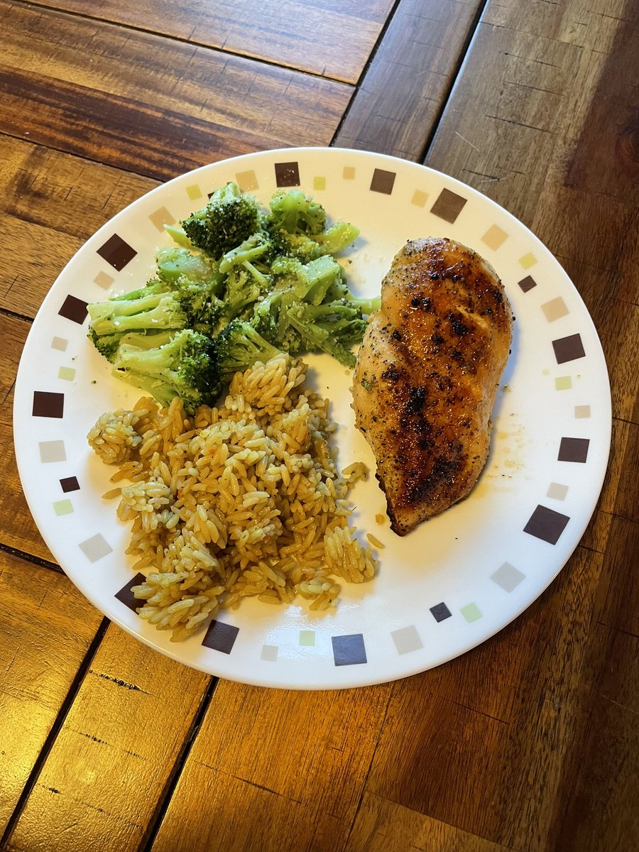 urbanfarmer00's tweet photo. With @katiejk88 being down in Florida, I’ve been left unsupervised in the kitchen! Tonight I went with cast iron pan garlic butter chicken, with roasted Parmesan broccoli and some rice! It’s not beef, but it was pretty darn good! #NeverTrustASkinnyCook https://t.co/igTV3U2K36