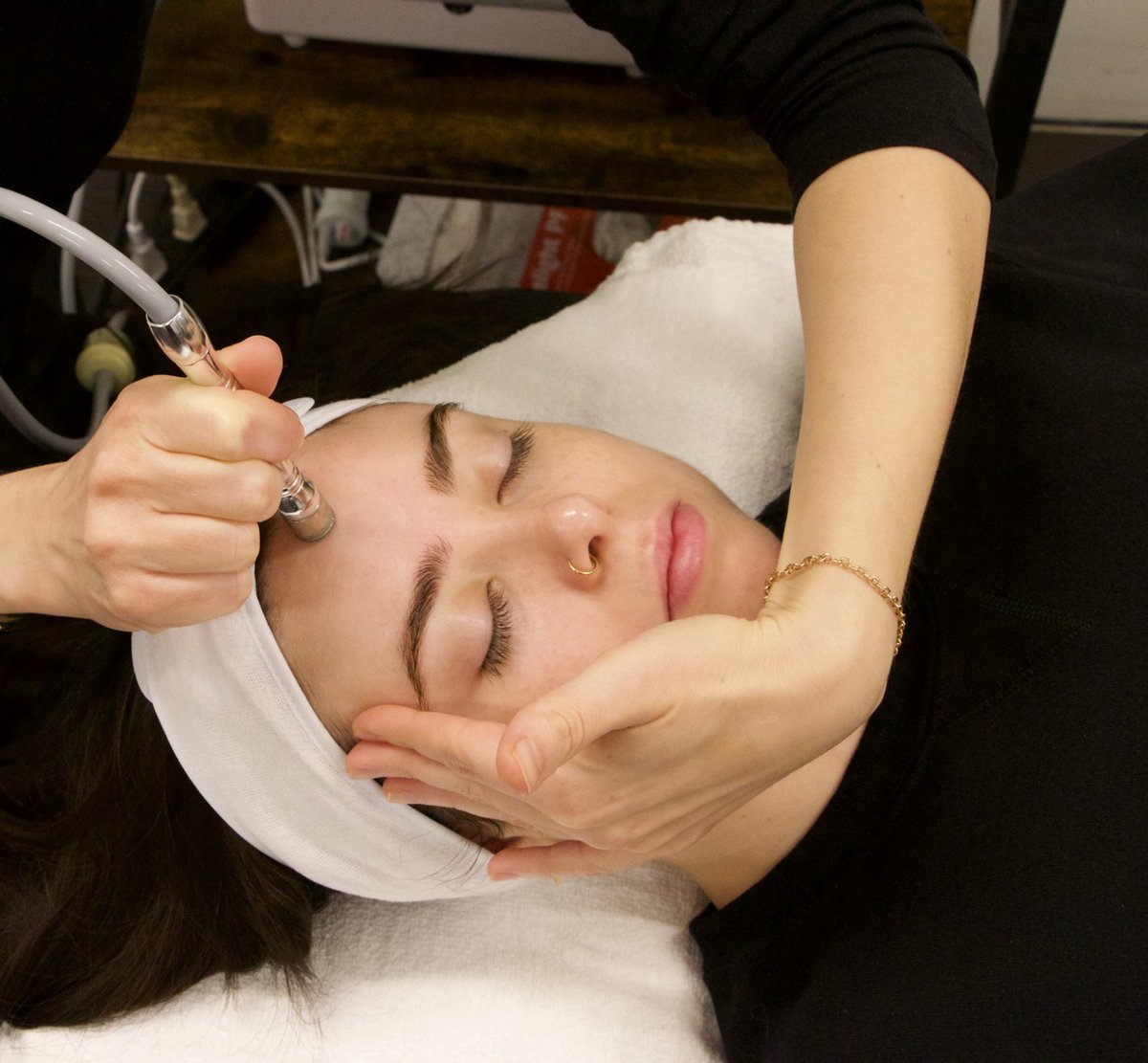 blitzfacialbar's tweet photo. The Micro facial removes the layer of dead skin and debris lying on the surface of the epidermis to restore the skin's health, look, and feel. https://t.co/7HLpdRcsfC