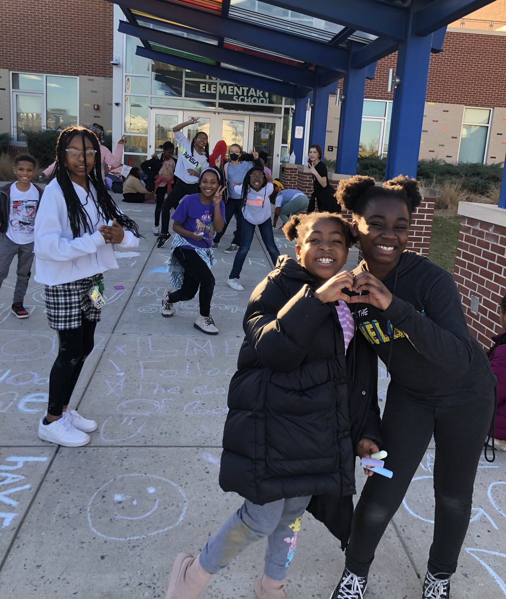 LyonsMill's tweet photo. SGA spreading kindness on a warm winter day!!  @LindaMMacleod @nashaeb @BaltCoPS @LMES_PTA https://t.co/F64SFZuZyv