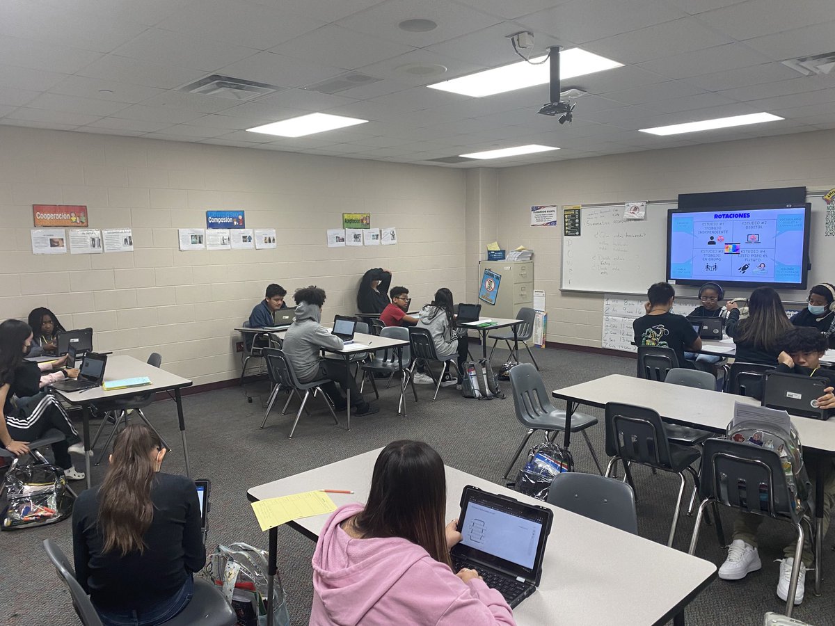 My students @ working in studios ⁦<a href="/kahlams/">Kahla Middle School</a>⁩