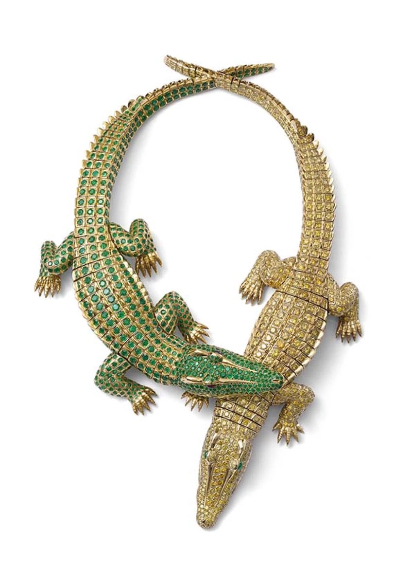 Cuenta la leyenda que María Félix entró a una tienda  de Cartier en París con un cocodrilo bebé en brazos, lo puso sobre el mostrador y pidió que le hicieran una copia exacta del animal usando únicamente piedras y metales preciosos, y dijo a los encargados "rápido, porque crece".