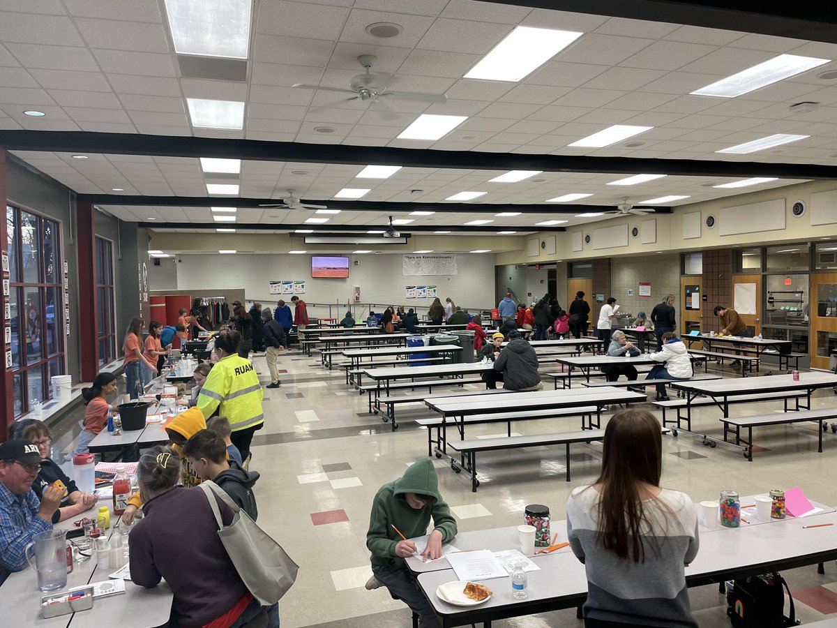 HGmrslong's tweet photo. STEAM night @HockerGroveMS in full “swing”. #OneShawneeMission #OneHG @theSMSD https://t.co/x7lbFzUIIt
