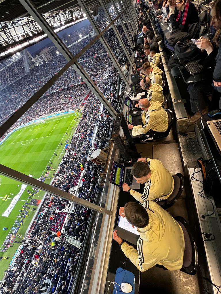 futbolxvenas's tweet photo. 8 analistas tenía el United en el palco del Camp Nou en el partido de ida.
Vuelvo a pensar en ello(s) viendo cómo cambió el partido Ten Hag en el descanso. https://t.co/TQ62mG28UL