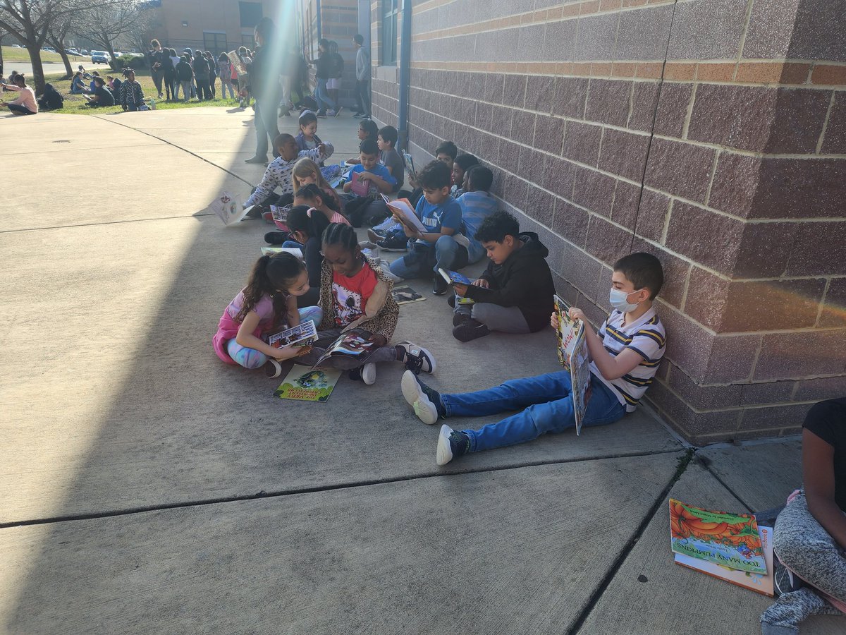ms_speights's tweet photo. It was a beautiful day to Drop Everything and Read!
@SwansCreekES @SWANSPrincipal https://t.co/railly3xem