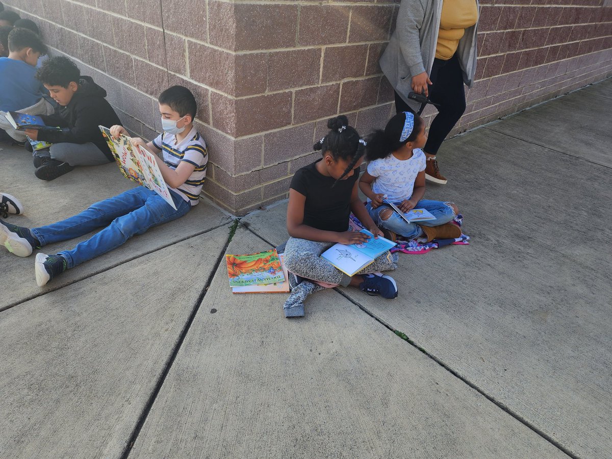 ms_speights's tweet photo. It was a beautiful day to Drop Everything and Read!
@SwansCreekES @SWANSPrincipal https://t.co/railly3xem