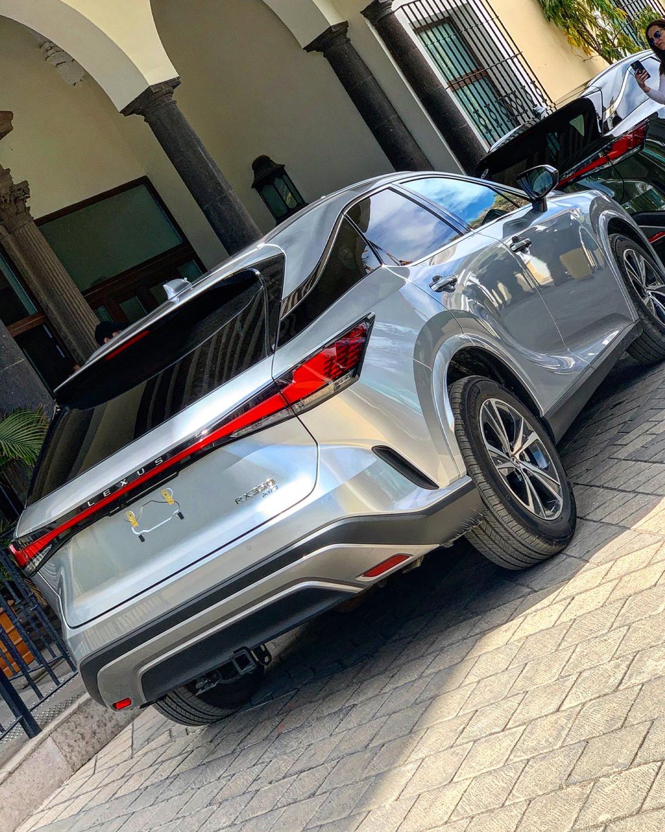 Lexus presenta la RX350 con motor 2.4 lt, 275 hp y 317 lb-pie de torque, T/A de 8 cambios, capaz de hacer el 0 a 100 en 7.2 segundos. Exclente conectividad y asistencias electrónicas! @OsielPinal <a href="/Lexus/">Lexus</a> <a href="/benja220596/">Benjamin Castañeda</a> <a href="/ElPonce66/">Rodrigo Ponce de León</a> #lexusmexico #lexusrx350 #decuandoelponce #elponce66