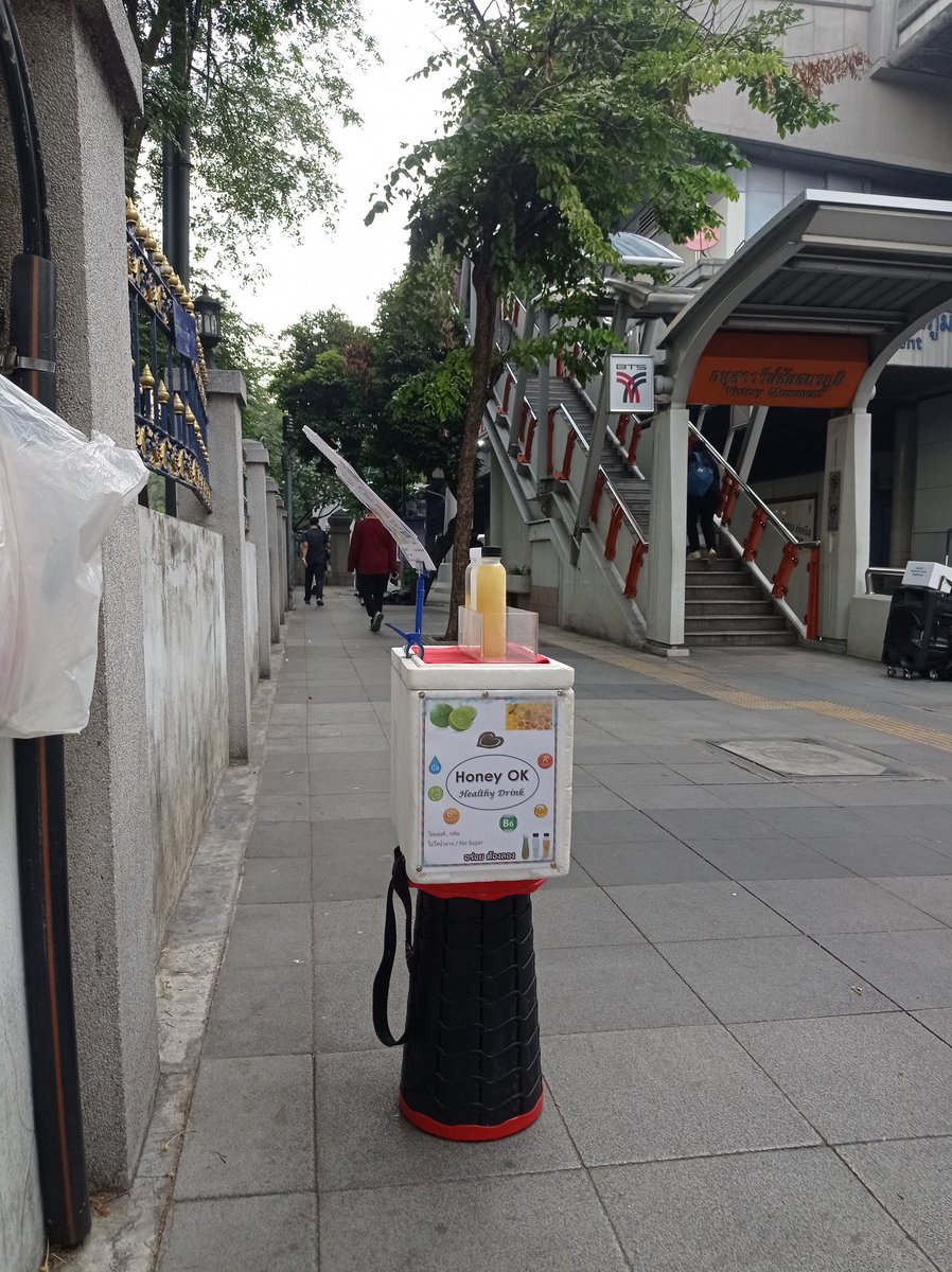 HoneyOK888's tweet photo. 🌻 Morning เช้าวันศุกร์ 24 ก.พ. 66
เริ่ม 07:00 - 09:30
🎯 On Street เช้านี้ พบกันที่
บันได BTS อนุสาวรีย์ชัยฯ (Century)
* วันนี้ย้ายไปฝั่งตรงข้าม
#HoneyLemon/น้ำผึ้ง ผสมมะนาว
#LEMONADE/น้ำมะนาว🍋
#BasilSeed Drink Honey Lemon/แมงลัก น้ำผึ้ง มะนาว
#MangLakZaa/แมงลัก ซ่าส์ https://t.co/OLkiEmbx3F