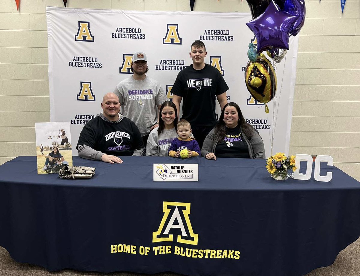 Nataliejo2004's tweet photo. Can’t wait! 🐝💜 #futurejacket 
@DCCoach_Meg @DCSBJACKETS @defiancecollege @streakfastpitch https://t.co/DeJHtbYazf