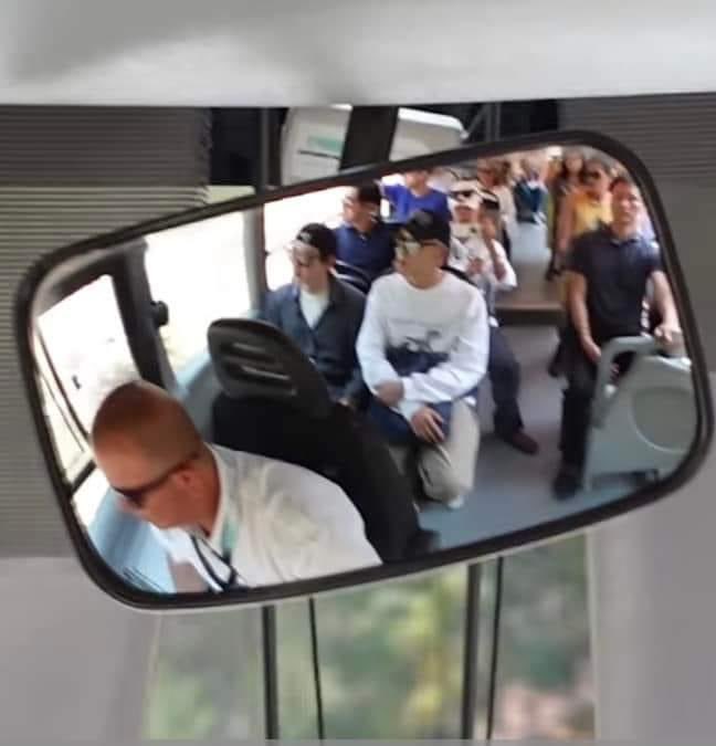 Ryeoblossom's tweet photo. Yo: no voy a andar en transporte público en el extranjero. No me quiero perder. 

Mi bias en un país donde no hablan su idioma: https://t.co/fufEIzm8Rq
