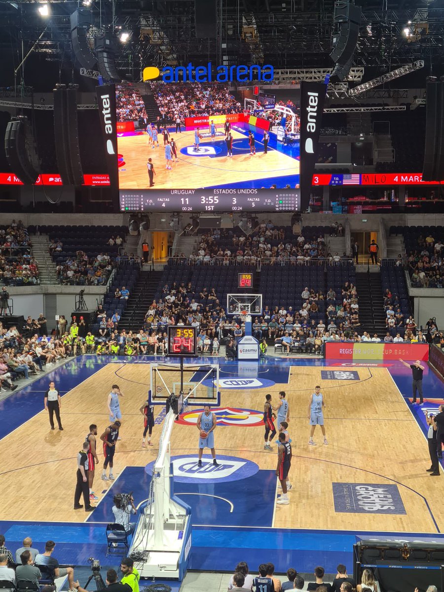 maianomaria's tweet photo. Viendo la foto creerán que me gusta el básquetbol y la verdad que no, no sé ni qué hago acá, pero el Antel Arena está precioso y vamos ganando. Vamo’ Uruguay! 🏀 https://t.co/y6sGvQn92Y