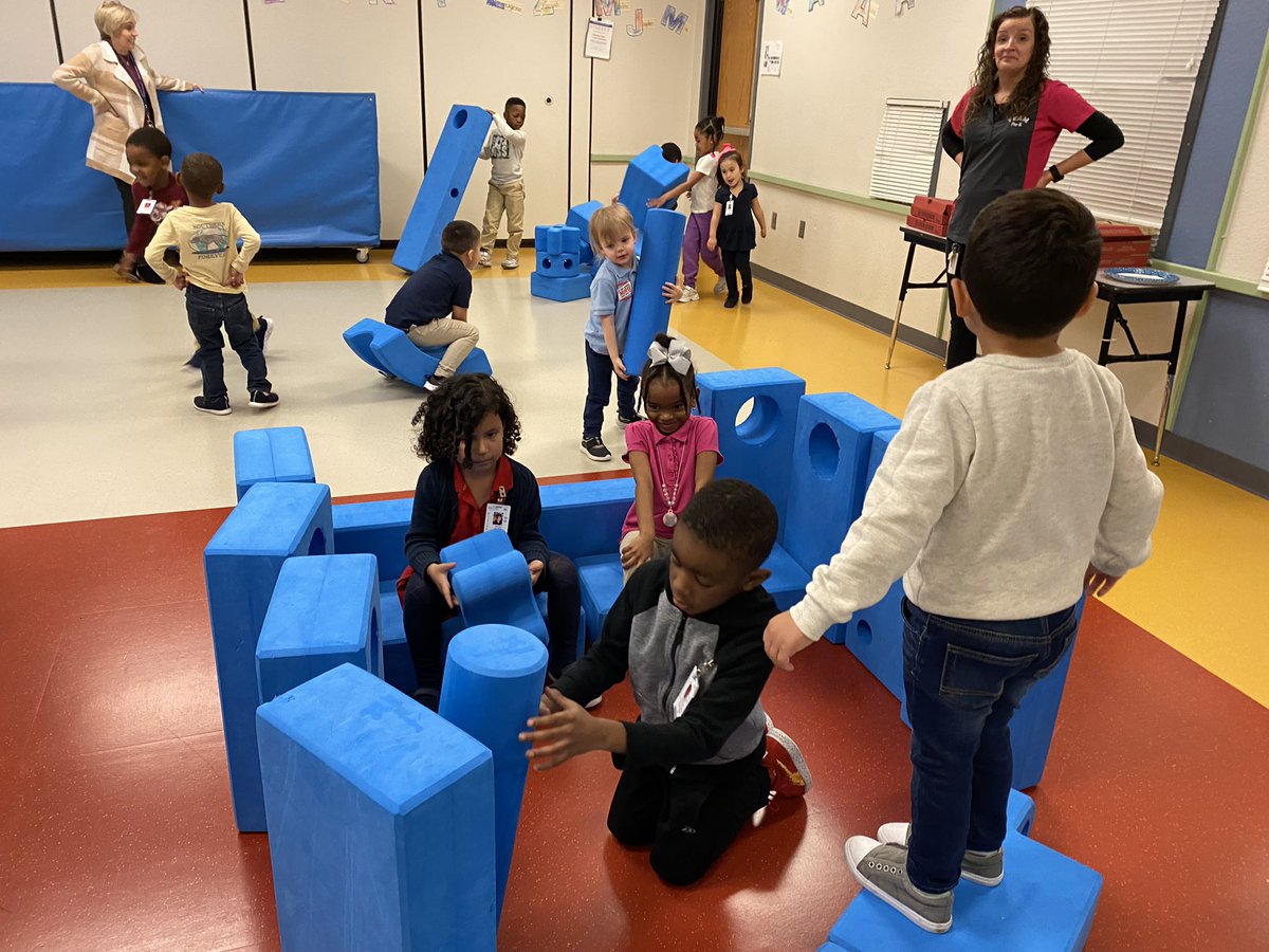 PrinMcNeese's tweet photo. @CliftonECS celebrating students with perfect attendance with a parent night out. Thanks, parents, for having your kids here EVERYDAY!! Enjoy your evening off. @IrvingISD #pizzaanddanceparty #attendancesuperheroes https://t.co/SusUjamECT