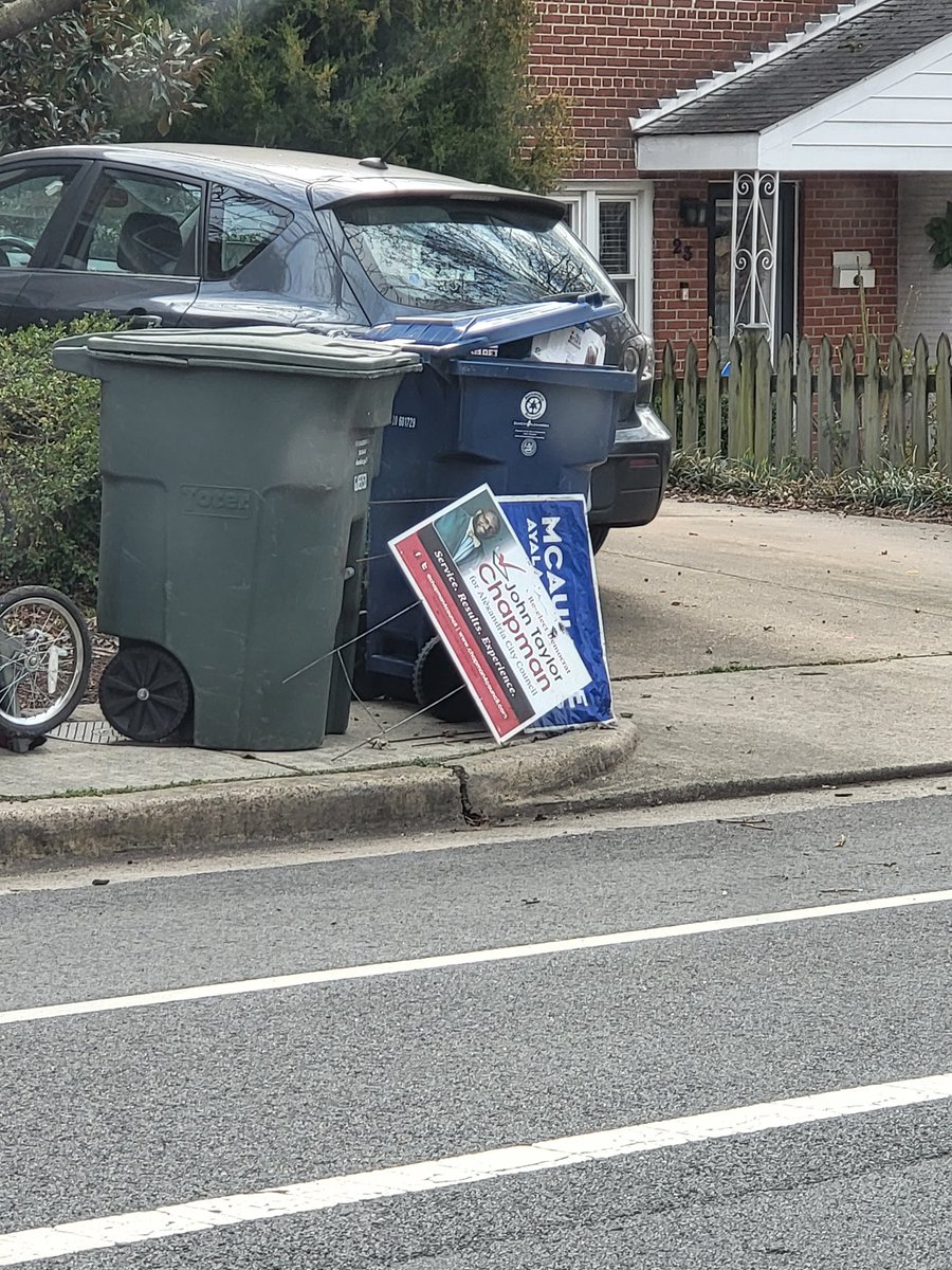 j_chapman99's tweet image. Saw this sight this morning.... I can&apos;t be mad...my neighbor hung on to it for quite a while....😂