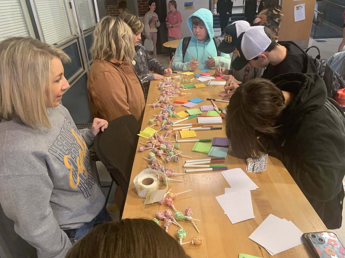 HMS YOUnite Council has had a GREAT time celebrating kindness this week in the commons. Today students wrote thank you notes to their friends! #LPSLeads <a href="/heritagescoop/">Heritage MS</a>