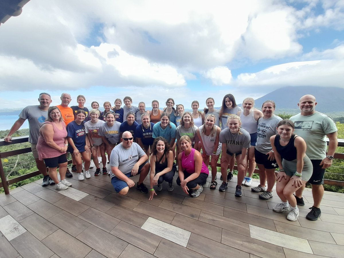 UWOWSoccer's tweet photo. #tbt To WAY less snow and sunny skies 🥹 #purevida https://t.co/qkzrsTFcbw