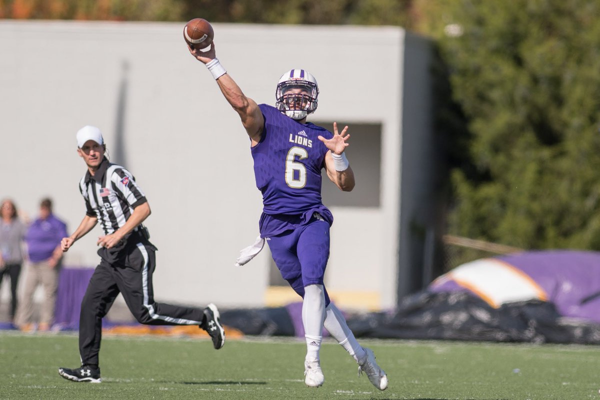 After a great talk with <a href="/Jake_Bentley_/">Jake Bentley</a> I’m honored to receive an offer from the University of North Alabama. Thank you <a href="/CoachCruce/">Morgan Cruce</a>, <a href="/_CoachStewart/">Corry Stewart</a>, and the whole <a href="/UNAFootball/">North Alabama Football</a> coaching staff! <a href="/CommandoFB/">Commando Football</a> <a href="/CSmithScout/">Chris Smith</a> <a href="/NCEC_Recruiting/">NPA</a> <a href="/QBHitList/">QBHitList.com</a> <a href="/BallHawkU/">BallHawkU 🏈🦅</a>