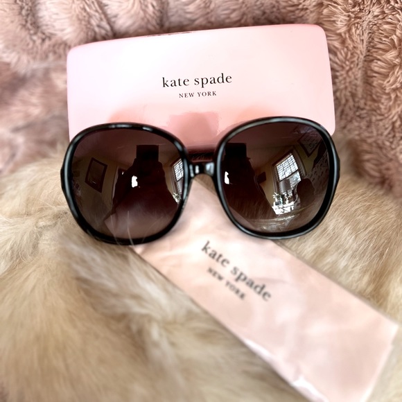 tam_legatt's tweet photo. So good I had to share! Check out all the items I'm loving on @Poshmarkapp #poshmark #fashion #style #shopmycloset #nfl #macys #katespade: https://t.co/NnuDsYY2Ml https://t.co/kcrsjnacqF