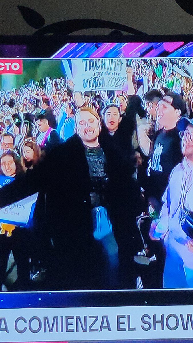 CRIZBRIONES's tweet photo. Literalmente, comienza el #show en #VINA2023 #VinaEnTVN #VinadelMar2023 buena perso #prima @TVN  @canal13 https://t.co/SNoIafqNhu