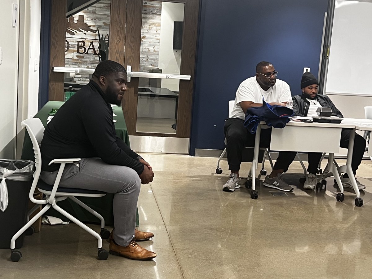 eh_kees's tweet photo. Room full of Black men. Talking financial responsibility, money sense, vulnerability and mental wellness.
And we keep going!
#RealMenRealTalk #KeepItV #BlackOnBlackHealing #AAWellness https://t.co/NFMbxKjqOZ