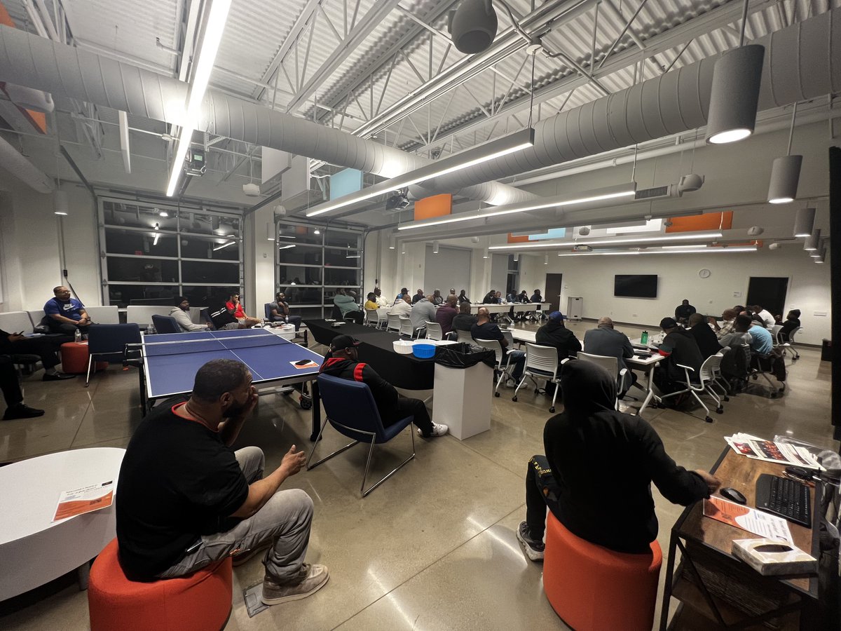 eh_kees's tweet photo. Room full of Black men. Talking financial responsibility, money sense, vulnerability and mental wellness.
And we keep going!
#RealMenRealTalk #KeepItV #BlackOnBlackHealing #AAWellness https://t.co/NFMbxKjqOZ