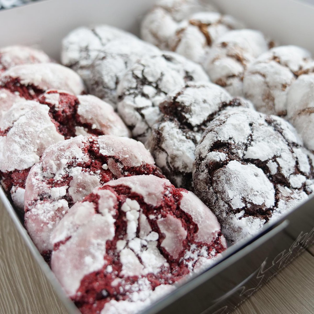 Straight from our ovens to your doorstep!🧡🤟🏻 A box of our OD Crinkles in assorted flavors is perfect for your afternoon snack.

Freshly baked by our Friendly Deaf Partners, available in 3 amazing flavors
🤎Chocnut 
❤️Red Velvet
🖤Double Dark

Order now at overdoughs.ph