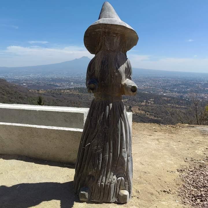 MTPNoticias's tweet photo. En IMÁGENES 📸 ¿Brujas en #Tlaxcala? El gobierno local inició la instalación de esculturas de brujas y letras gigantes en el mirador de #Temetzontla, Panotla. La obra dividió a los lugareños, algunos opinan que les darán mala fama y otros que detonará el turismo.
📸Redes https://t.co/jE2T8ZJHZ1