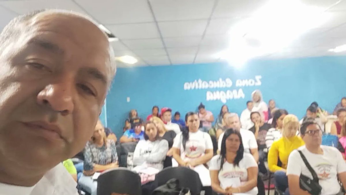 CDCEAragua's tweet photo. #23Febrero 
La autoridad única en educación @leoalvacabrera sostuvo un encuentro con el equipo de gestión para la conformación de los Centros de Desarrollo Por La Calidad Educativa. 
¡En Aragua La Educación Va Hacia El Futuro! 
#PuenteParaLaPaz 
@NicolasMaduro @_LaAvanzadora https://t.co/UXiVHpUkIg