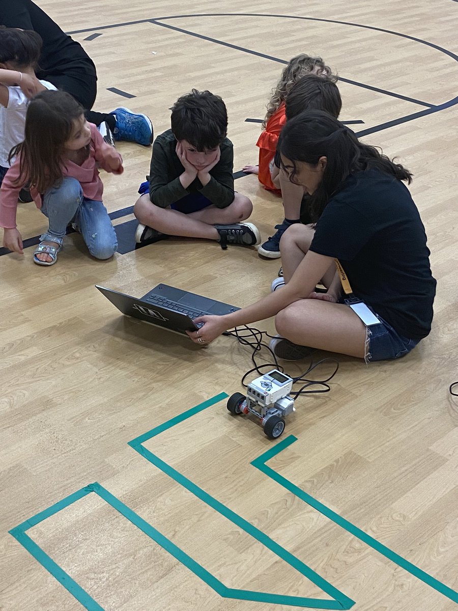LauraLavoie15's tweet photo. We had a fantastic STEM night this evening at @vickerymill. Thank you @MsRubinSTEM and the student volunteers from @IAFultonSchools who helped make this such a fantastic event! @susan_edu https://t.co/SDzw7yXlNN
