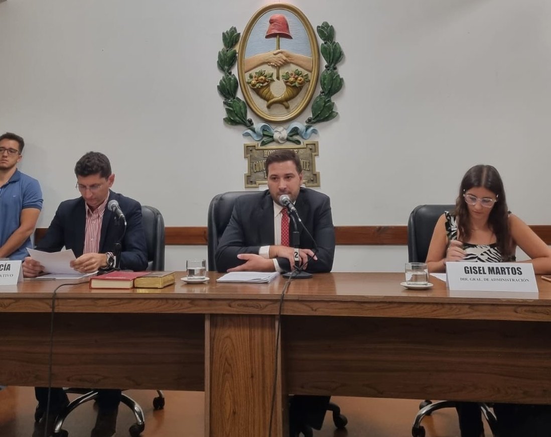 MauriPintiClop's tweet photo. Maipú está cambiando.

A partir de hoy tengo el honor de presidir el Concejo Deliberante del departamento. Los maipucinos vienen eligiendo al @FrenteCambiaMza de forma continúa.

Estamos preparados para este desafío y concretar el verdadero cambio. https://t.co/PZg25kwk24