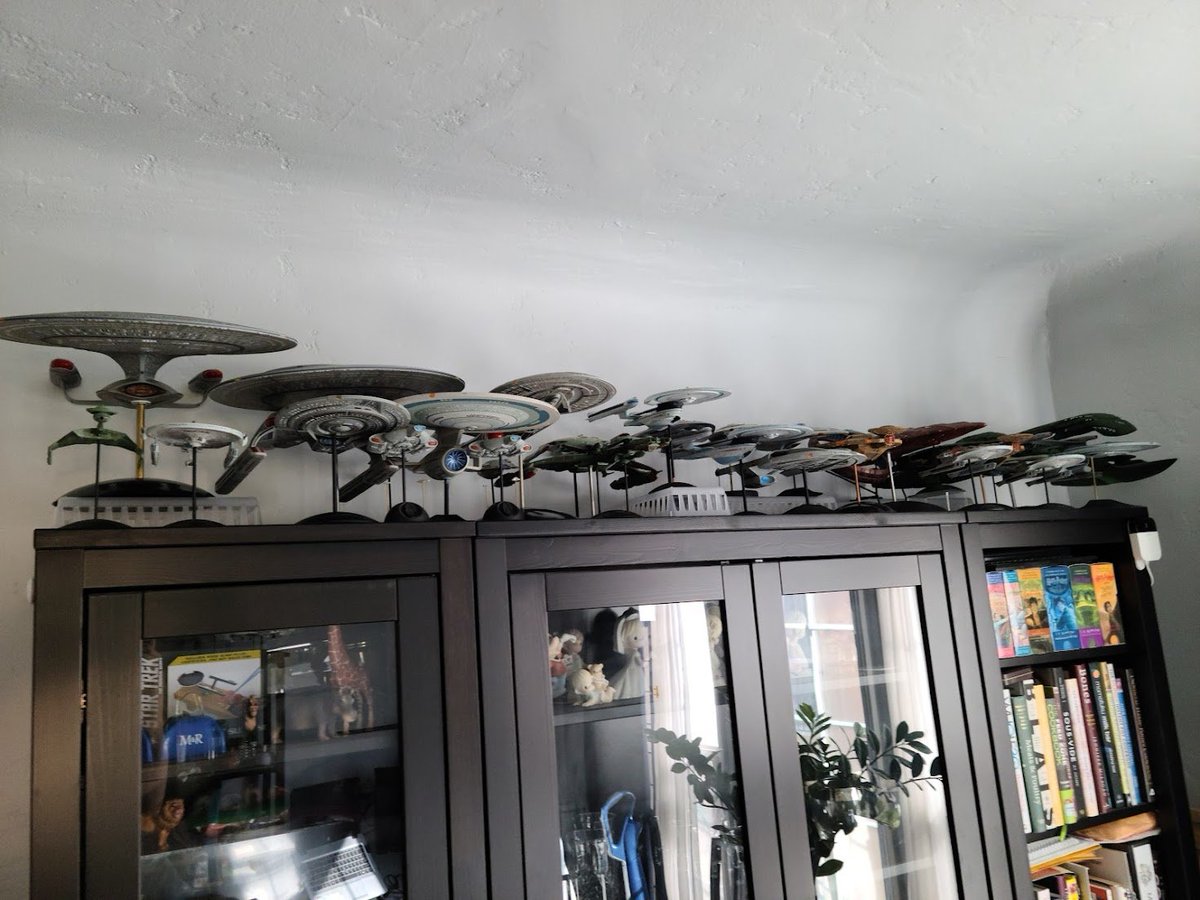 esdi's tweet image. When I dusted off my model collection last week, I took the opportunity to re-work the models on the display shelves. I was hiding the D'Kyr and Valdore in my room, but tetrised them into new spots. #StarTrek #ModelKits #1400scale