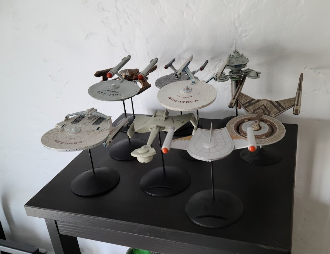 esdi's tweet image. When I dusted off my model collection last week, I took the opportunity to re-work the models on the display shelves. I was hiding the D'Kyr and Valdore in my room, but tetrised them into new spots. #StarTrek #ModelKits #1400scale