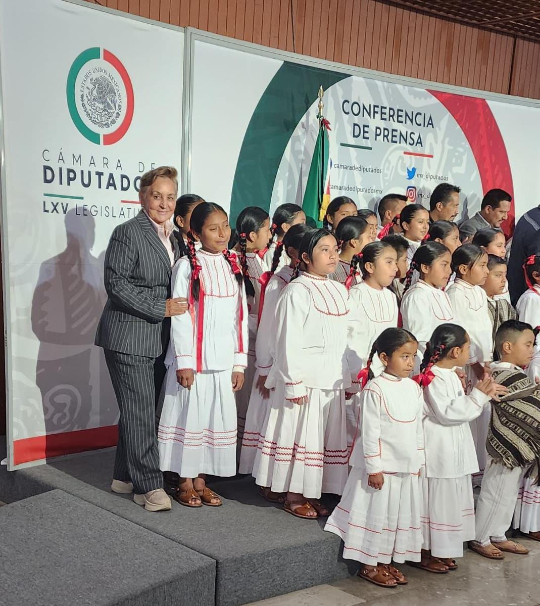 frinne_azuara's tweet photo. Hoy conmemoramos el Día Internacional de la Lengua Materna reconociendo las voces que dan la riqueza y diversidad cultural de nuestros Pueblos Indigenas. Soy orgullosamente una mujer náhuatl de la Huasteca Potosina y mi compromiso es el impulso de acciones para su fortalecimiento https://t.co/qicjOM0heZ
