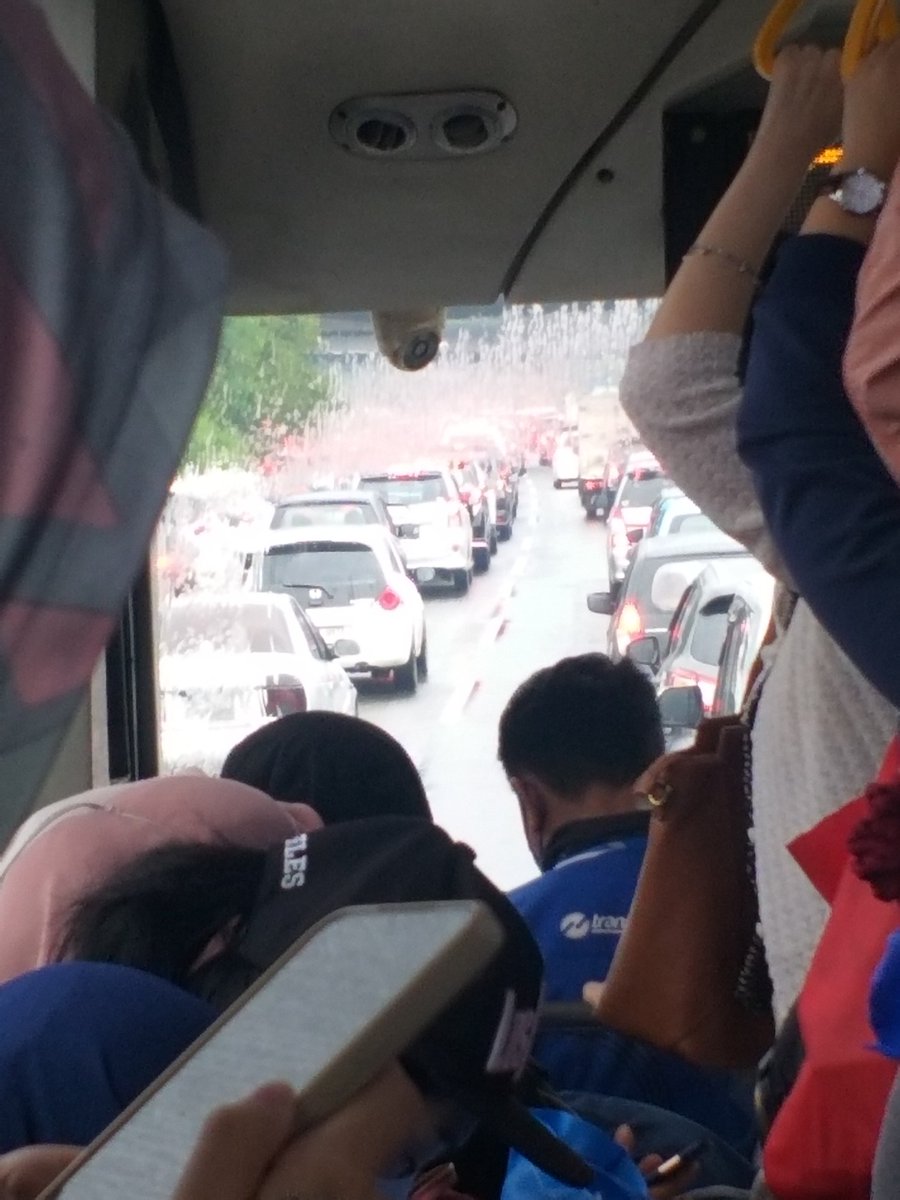 Selamat pagi mimin <a href="/TMCPoldaMetro/">TMC Polda Metro Jaya</a> info dong ada kecelakaan apa yang buat Tol JKT-Tangerang macet begini