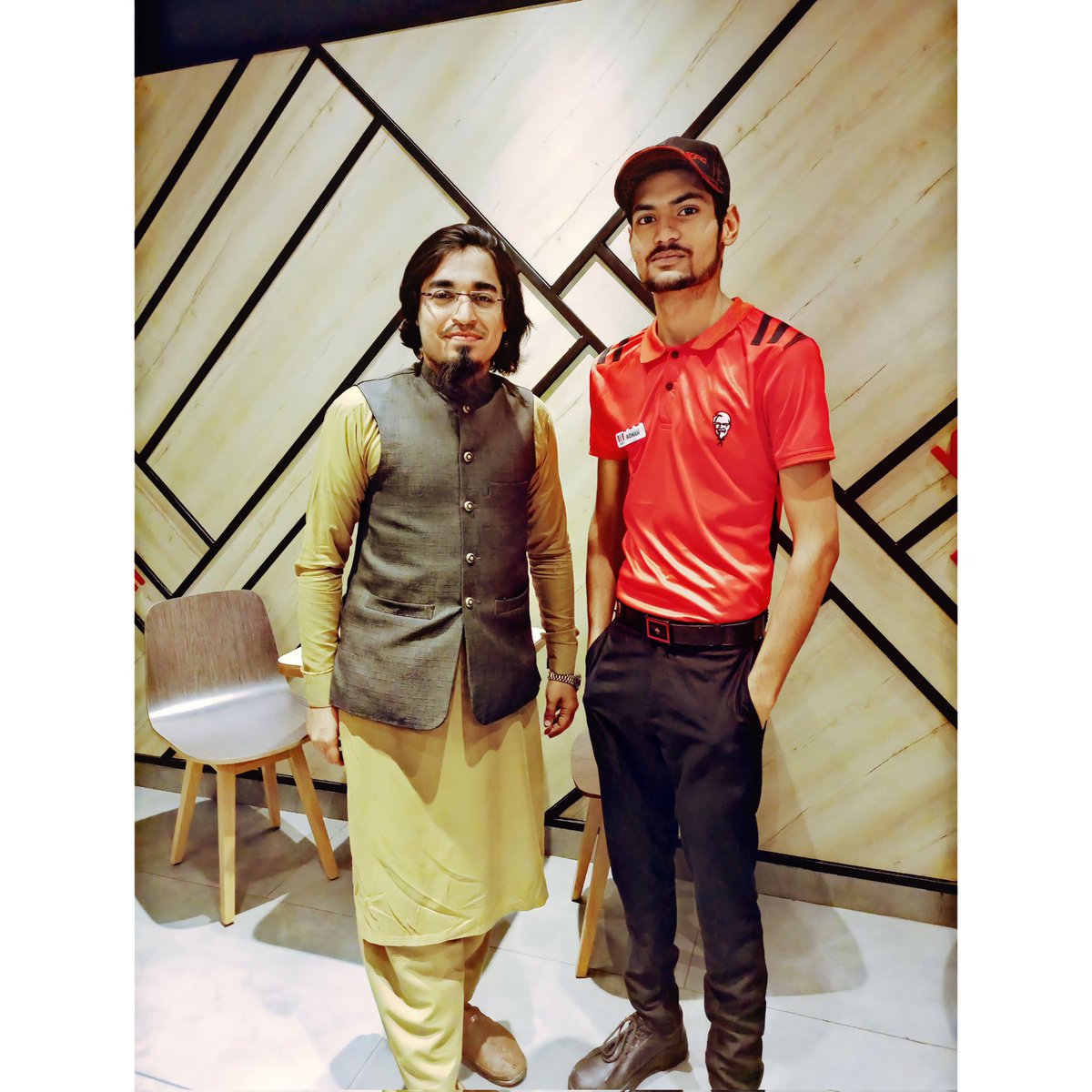 aadi____54's tweet photo. Today I meet Pakistan's Famous Musical Artist @Yasir_Sohrawardy at #KFC North Nazimabad.

#Confirm_Jannati_hai 😂
#KFCfeelgood 👍 https://t.co/UbMsip5Dx4