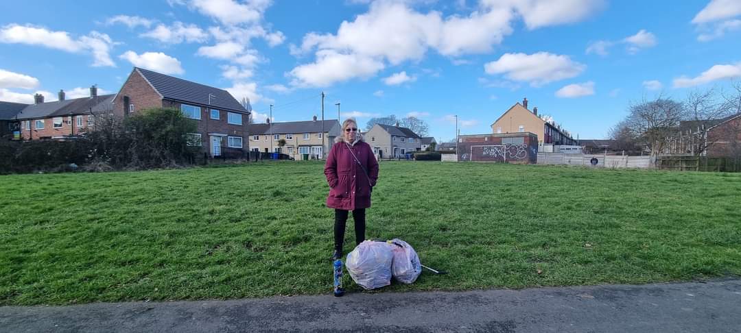 WTlitterpickers's tweet photo. yesturday  litter pick 4 bags and one gas canister collected https://t.co/6dD7LVWASg