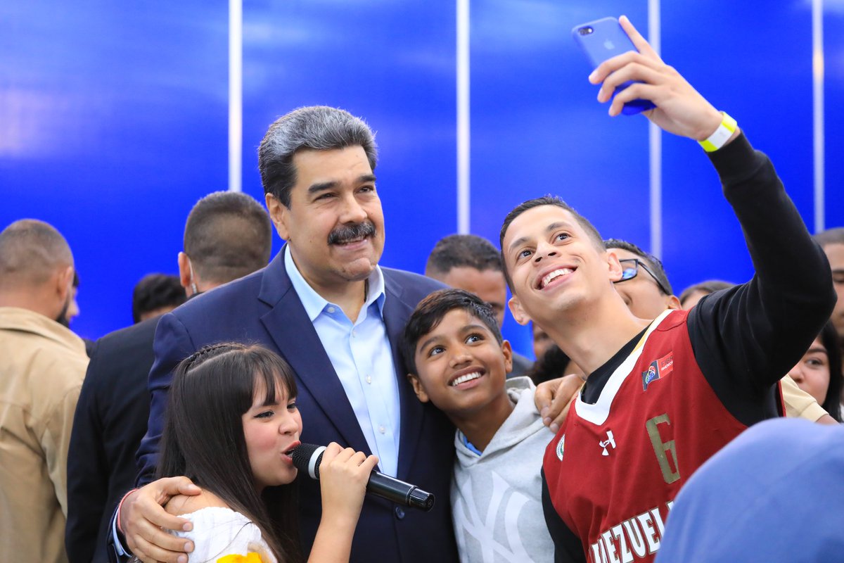 NicolasMaduro's tweet photo. El liceo es el lugar más hermoso para construir valores y aprender haciendo, a través de la OBE, la FEVEM, del ejercicio de la participación en las aulas, en las asambleas, en los centros de estudiantes. ¡Aprovechen al máximo esta etapa para ser felices muchachas y muchachos! https://t.co/YimvwK4NLU