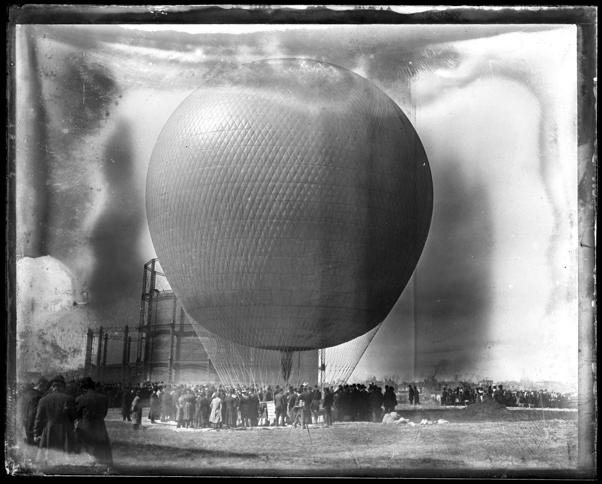 #OTD in 1907, J.C. McCoy's free balloon 'America' lifted off from the Washington Gas Light Company plant in DC. This photo was taken prior to launch.
