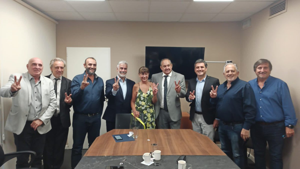 Junto a los compañeros <a href="/ElOsoLeavy/">Sergio Oso Leavy</a> y <a href="/DianaBConti/">Diana Beatriz Conti</a> mantuvimos un encuentro con dirigentes del Partido de la Victoria de Salta y Catamarca, para coordinar acciones políticas en ambas provincias y fortalecer nuestro Partido como parte del amplio frente nacional/popular.