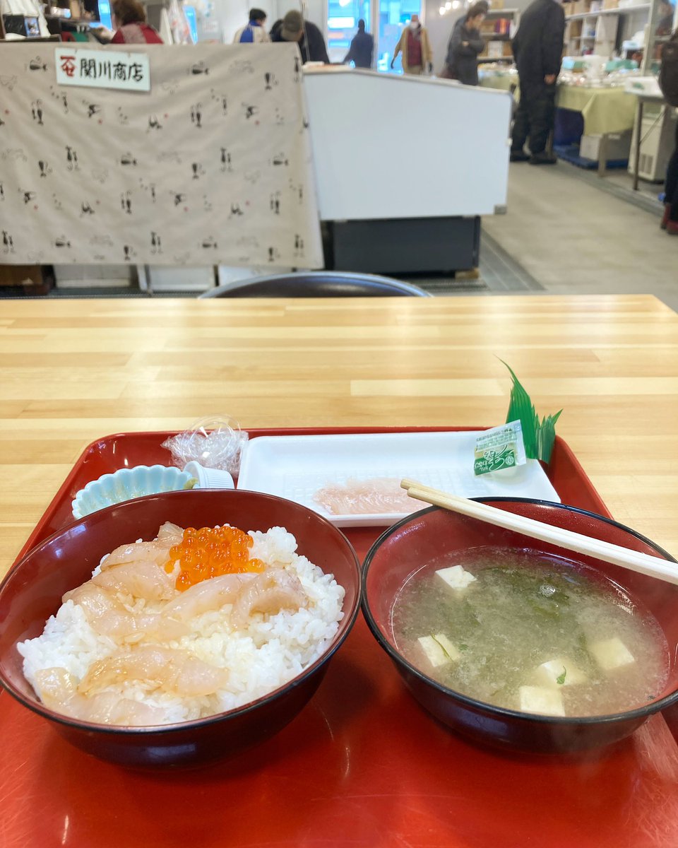 陸奥湊駅前の市場通り 豊かなる北の海の恵み 市場食堂にて頂く朝飯 ご飯味噌汁選んだ刺身 ヒラメイクラの丼ぶり 市場の人達皆んな元氣 弥栄る地場産業の灯火