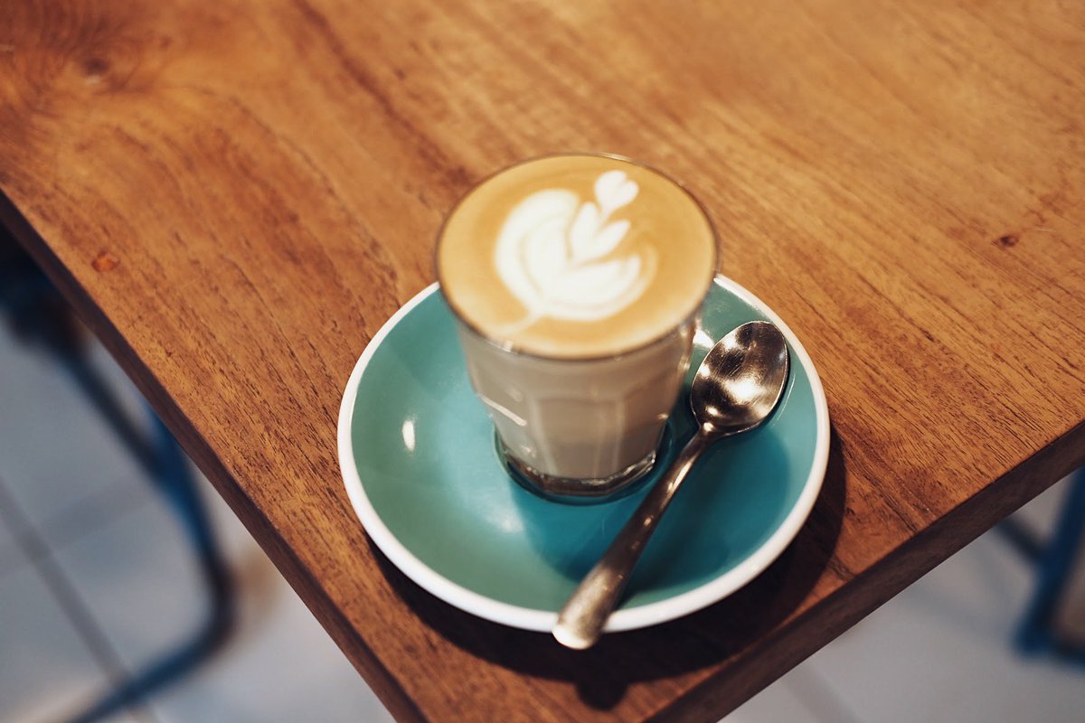 zeebat's tweet photo. Hari Jumat di @whaleandcobali waktunya #flatwhitefriday yg bonus pastry utk setiap beli FW. Ide bikin ini simple aja, kalo pesen FW, barista biasanya nanya ke barista lain

👦🏻 FW itu apa Ya?
🙍🏼‍♂️ Sama aja sama Latte.

Yok temukan perbedaannya.
Selamat Pagi Semoga berkah jumatnya https://t.co/sTtJ4MOcez