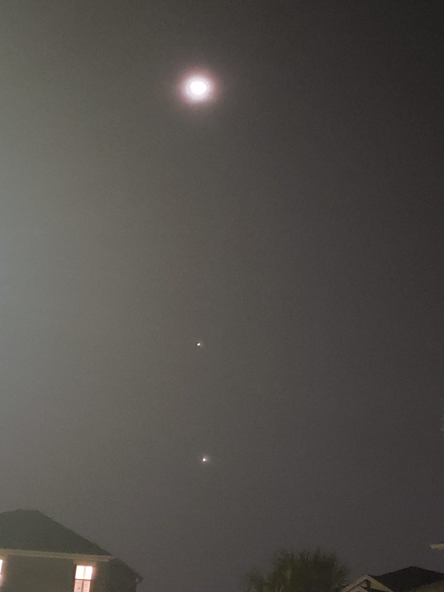 hernanharteaga's tweet photo. Conjunción Luna, Venus y Jupiter. La vi en Calama, Mi esposa en Arica y Mi mamá es Orlando. https://t.co/m78F67tj0y