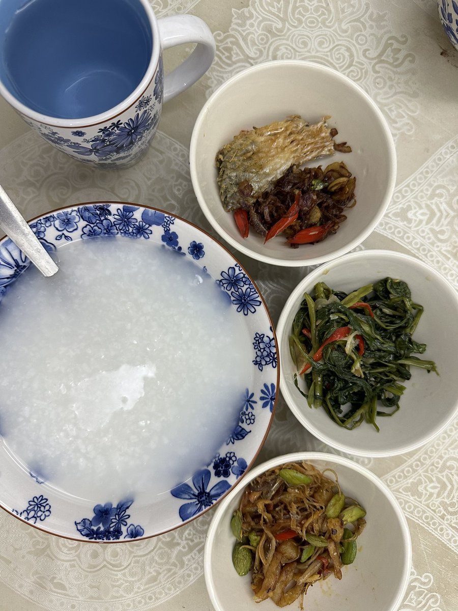 ahmadmaslan's tweet photo. Bubur nasi, ikan terubuk masin #Sarawak, lada, bawang; sayur kangkung goreng; petai, ikan bilis. Air kosong. Juadah sebelum ke ofis. Syukur.

#Belanjawan / #Bajet2023 hari #Jumaat ini. Bersama kita membangun #MalaysiaMadani. https://t.co/t10XzuKslz
