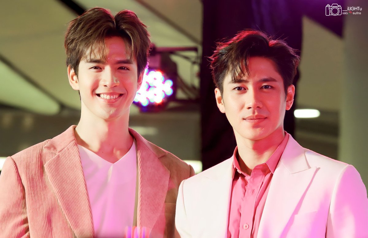__iLIGHTu's tweet photo. ภาพคู่ยูบิลี่ยูบิใจเซ็ตย้อนแสงสุบๆก่อนเปลี่ยนที่ยืนถ่าย คือน้องเล่นกล้องกันน่ารักมาก ผิดที่จุดที่ผ้มยืนเแงฮะ มุ้แงงง้ แก้สีได้เท่านี้แหละ พฮรึกกก แต่น้องแจมน้องฟิล์มน่ารักมากแบบกอไก่ล้านตัว มายมุ๊เมี๊ยวบิบี๋บุ้บู๋สุบๆ 🤌💖✨ #ฟิล์มธนภัทร #แจมรชตะ #แจมฟิล์ม #Jubileexแจมฟิล์ม https://t.co/K94FcyomDK