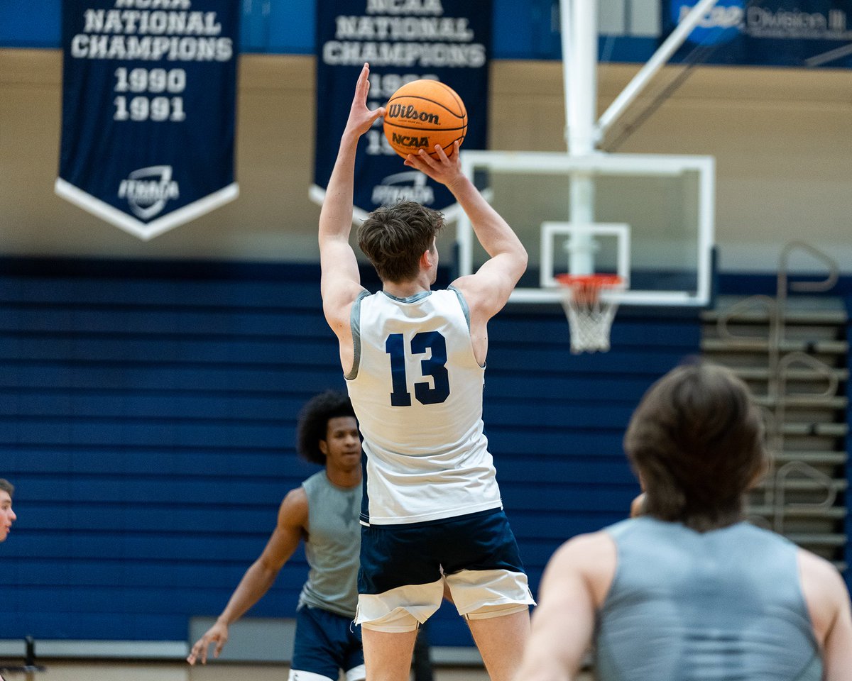 IthacaMBB's tweet photo. Fine tuning before we hit the court tomorrow night

#GoBombers | #Family https://t.co/uT9qhbdfjM