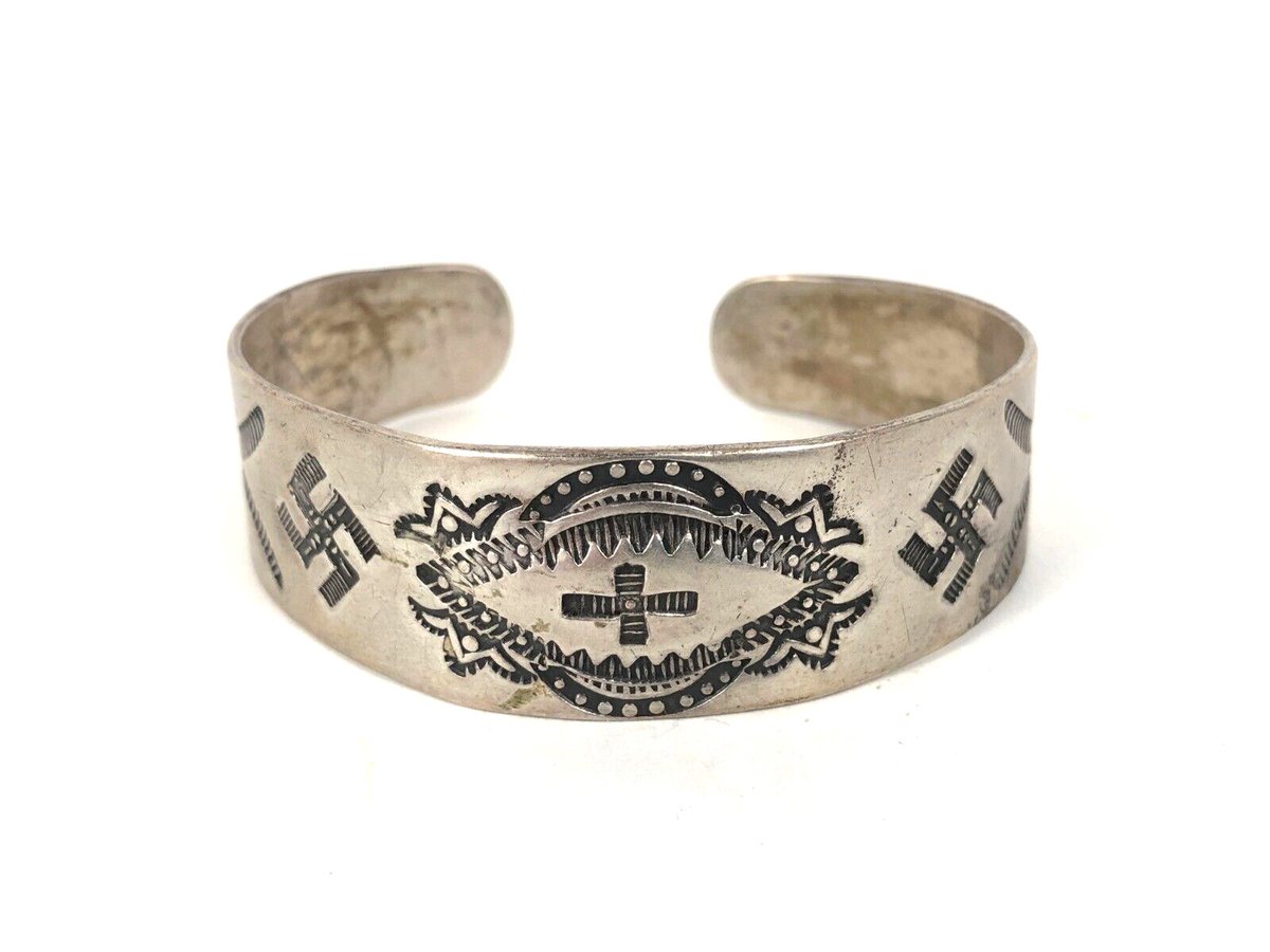 Check out Navajo 1930's Whirling Log Cross Symbol Stamped Sterling Silver Cuff Bracelet ebay.com/itm/4041763725…

#navajo #navajojewelry #whirlinglogbracelet #preownedjewelry #southwesternjewelry #estatejewelry #cuffbracelets #roguesestatejewelry #nativeamericanjewelry