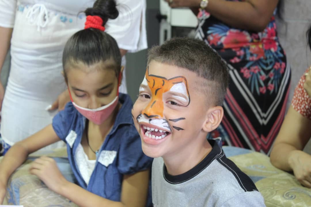 El LABEX-CIM compartiendo Sonrisas con el apoyo de emprendedores de Santiago de Cuba con los niños y familiares de las salas de oncología-hematalogía del Hospital Infantil Sur.
#CienciadeCompromiso
#porunahumanidadmássana
#labex30aniversario