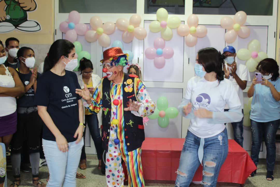 LabexCim's tweet photo. El LABEX-CIM compartiendo Sonrisas con el apoyo de emprendedores de Santiago de Cuba con los niños y familiares de las salas de oncología-hematalogía del Hospital Infantil Sur.
#CienciadeCompromiso
#porunahumanidadmássana
#labex30aniversario https://t.co/0hDu2bo8aw