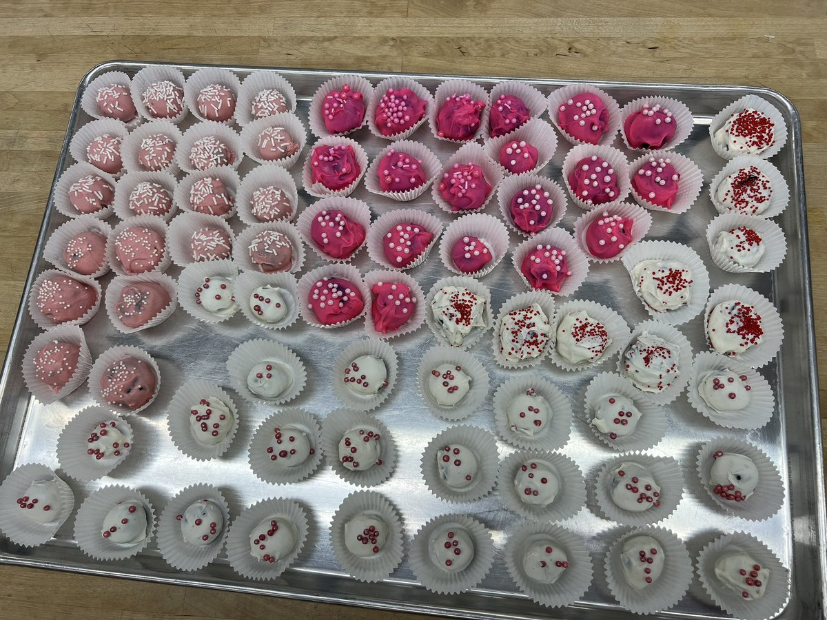 LVCulinaryArts's tweet photo. 💘 Sweet Treats for Valentines last week in Culinary!
1 for student
2 for their friends
1 for teachers @ Parent Conferences 
@LaderaVistaJH @FullertonSD https://t.co/JYwMCrjFtq